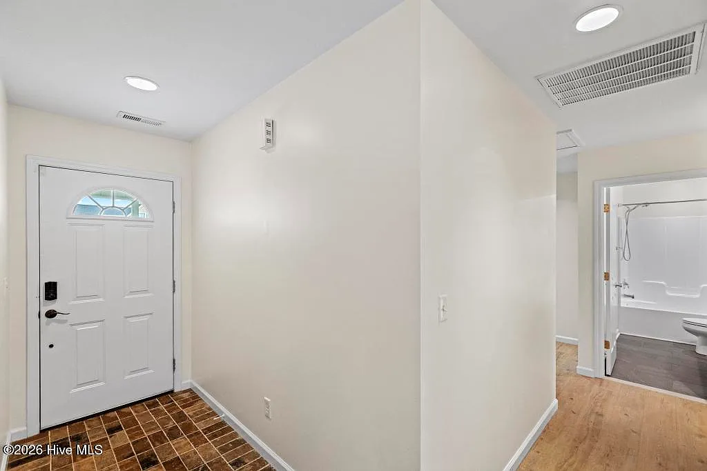3 bed, 2.0 bath, 1355 sqft, $1,850 — Photo 4