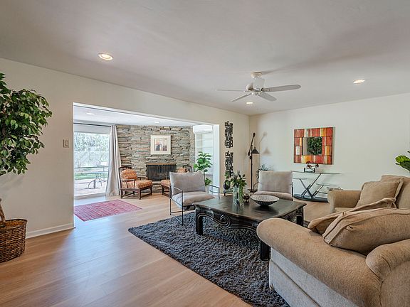 Open living area in this comfortable and cozy living room. Wi Fi ready!