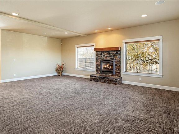 4th image of 4122 SW Salmon Pl