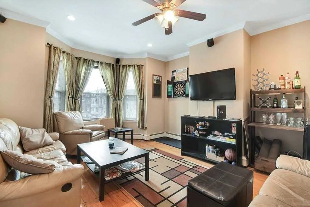 4 bed, 1.5 bath, $5,200 — Photo 1