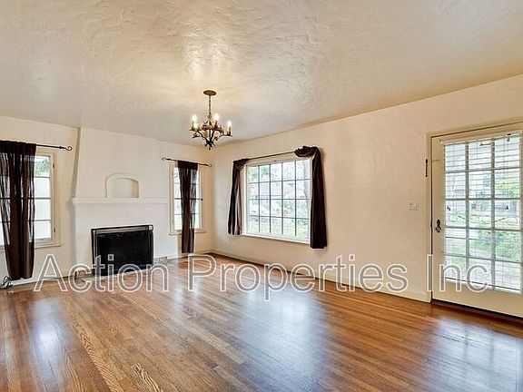 5th image of 1067 Willow Glen Way