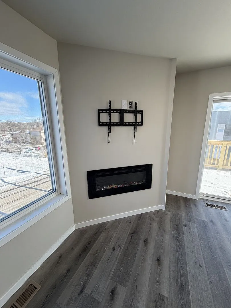 205 Maxon — Photo 4