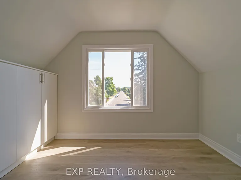 1509 Main St E #UPSTAIRS — Photo 16