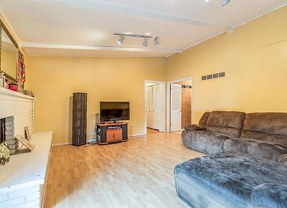 3rd image of 173 Forest Brook Ln