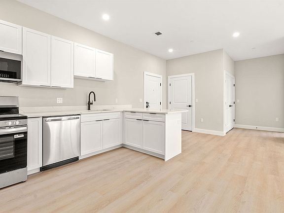 4th image of 7 Cross St #202