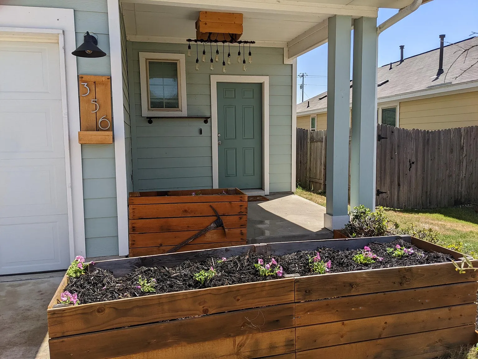 3 bed, 2.5 bath, 1688 sqft, $1,999 — Photo 3