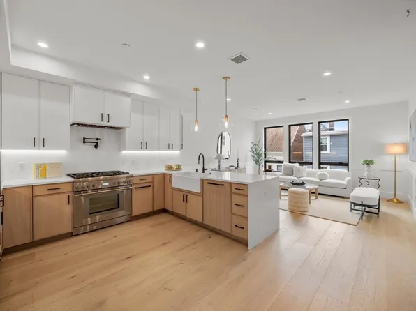 136 W 8th St #3, Boston, MA 02127