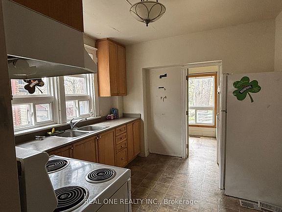 5th image of 93 Peppler St