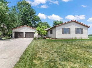 39 Crater Lake Dr, Springfield, IL 62712