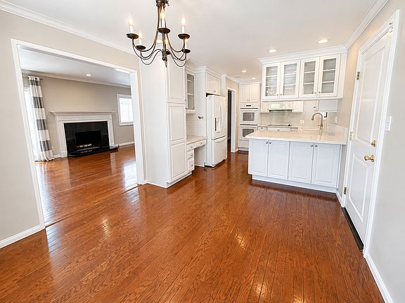 5th image of 440 Country Club Dr
