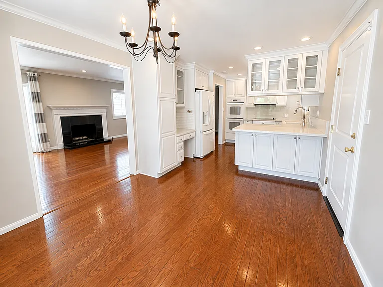 440 Country Club Dr — Photo 5