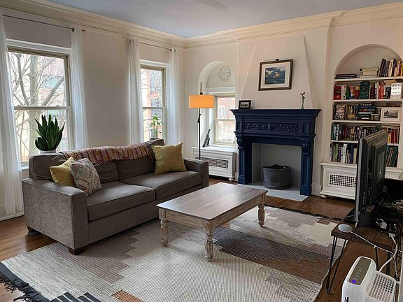 5th image of 2730 N Pine Grove Ave #G