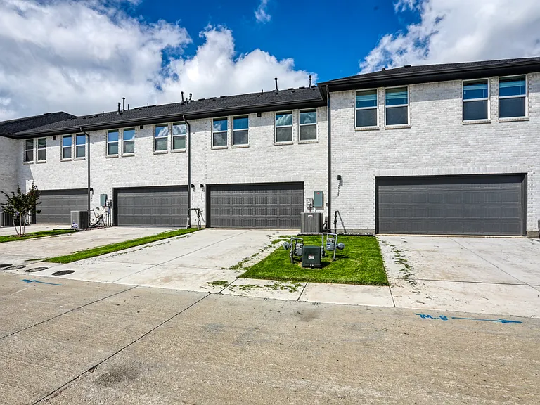 2553 Huxley Mews — Photo 18