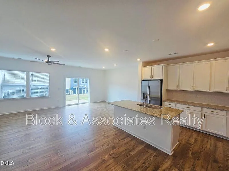 3 bed, 2.5 bath, $2,300 — Photo 3