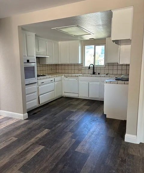 2209 E Palo Alto Ave — Photo 2