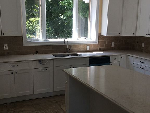 4th image of 87-01 Clover Pl