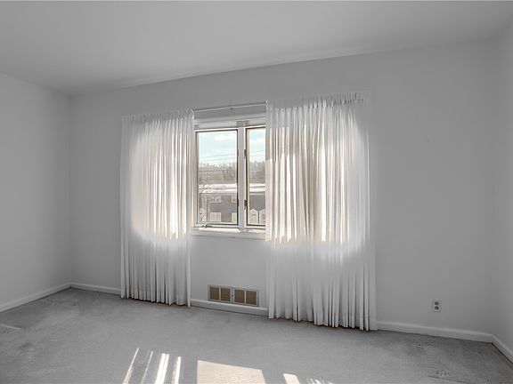 4th image of 406 W Lincoln Ave