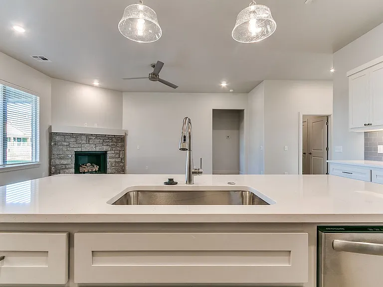 16025 Zamora Ln — Photo 31