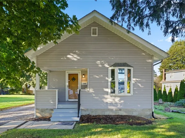 1362 Easton Dr, Akron, OH 44310