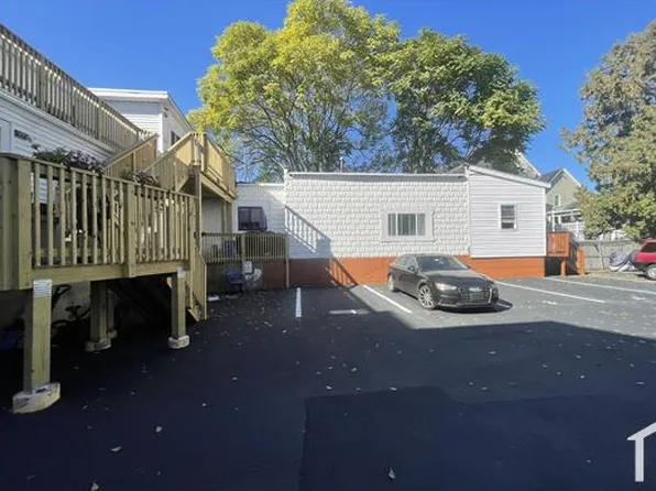 99 Mammoth Rd, Lowell, MA