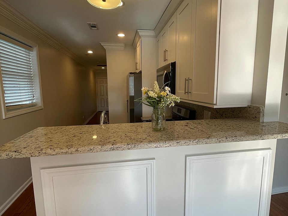 1st image of 549 N Artesian Ave #2