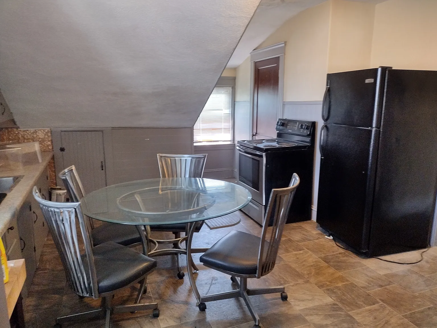 2 bed, 952 sqft, $1,500 — Photo 2