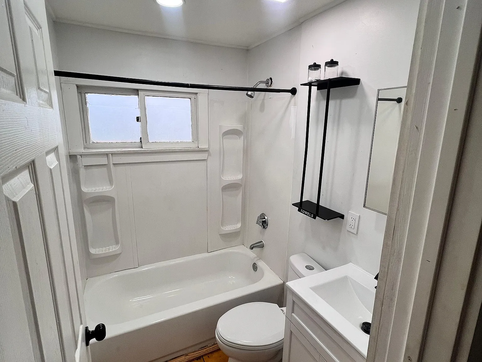 3 bed, 1000 sqft, $2,250 — Photo 3