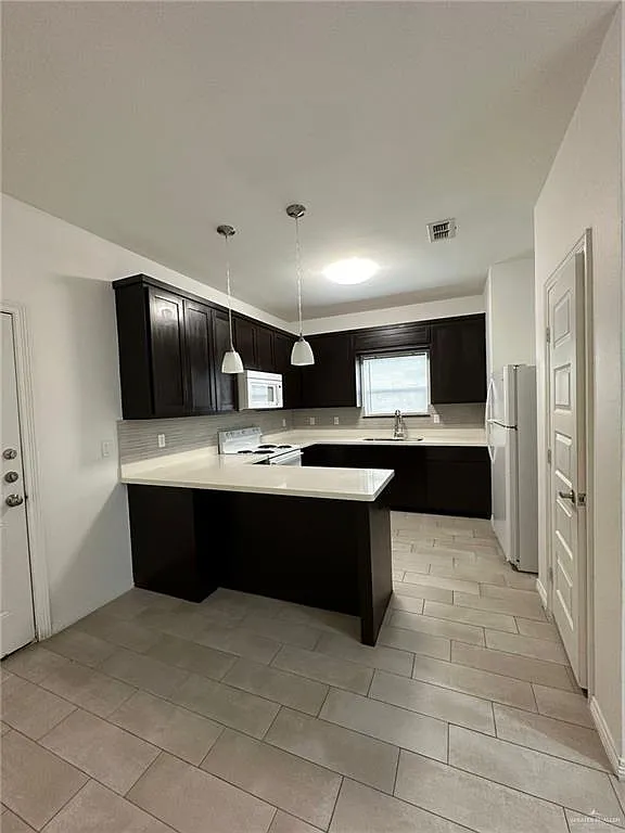 2 bed, 2.0 bath, 3192 sqft, $900 — Photo 3
