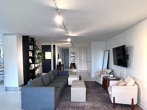 5th image of 7033 N Kedzie Ave APT 802