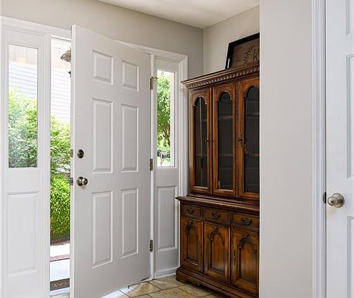 4th image of 16 Country Walk Ln