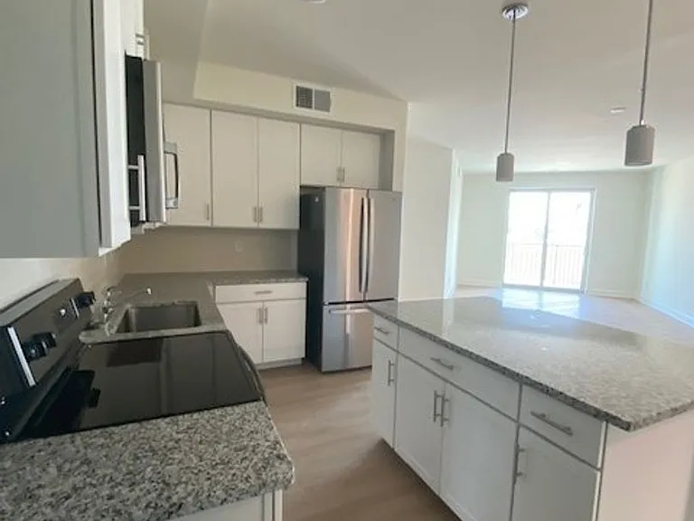San Carlos Apartments — Photo 31