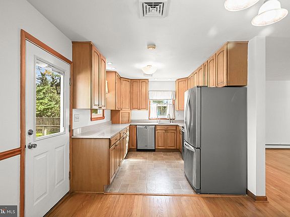 5th image of 480 Brightwood Rd