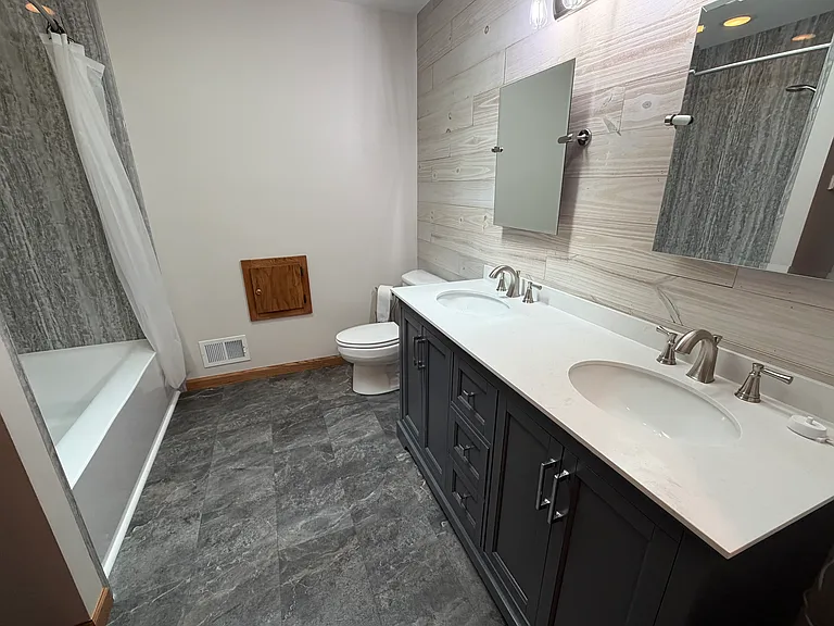W176N8625 Sunset Ridge Dr — Photo 17