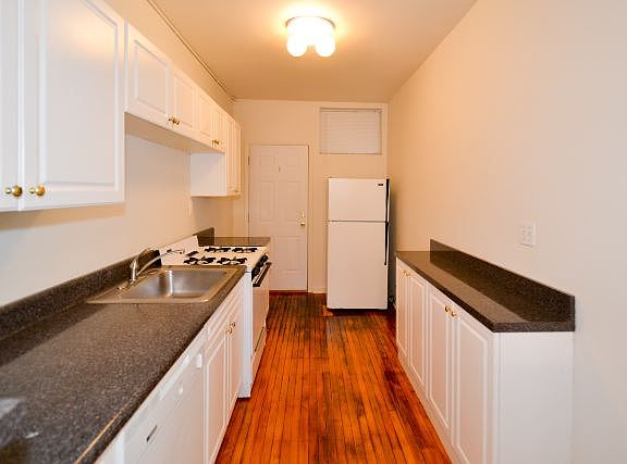2nd image of 724 W Roscoe St #N2