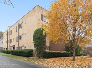 90 E Burlington St APT 2S, Riverside, IL 60546
