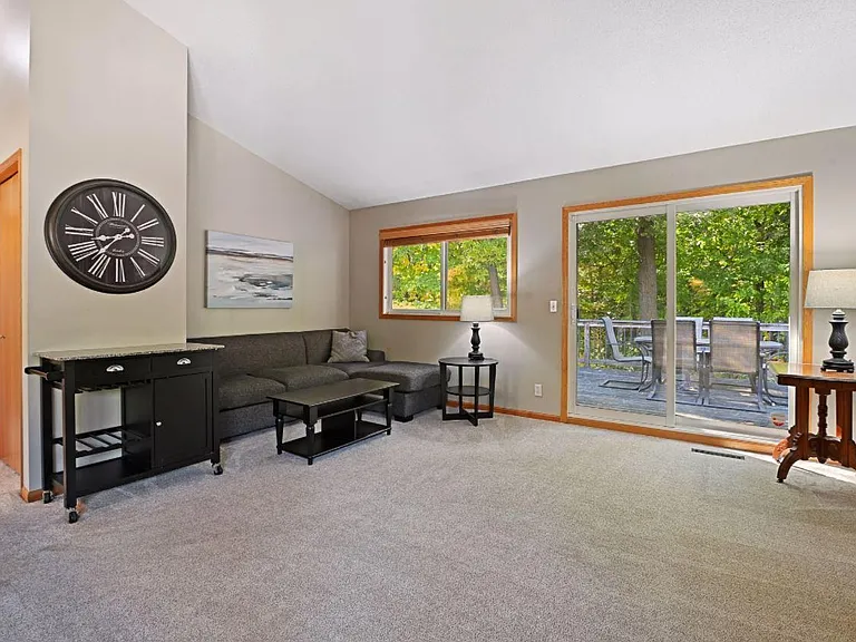 1815 Black Oaks Ln N — Photo 17
