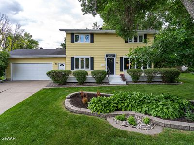 2022 Wintergreen Ct, Grand Forks, ND, 58201