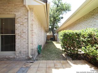 1 Cottesmore Ct, San Antonio, TX 78218