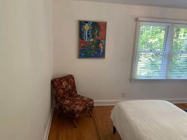 Guest room with two twin beds