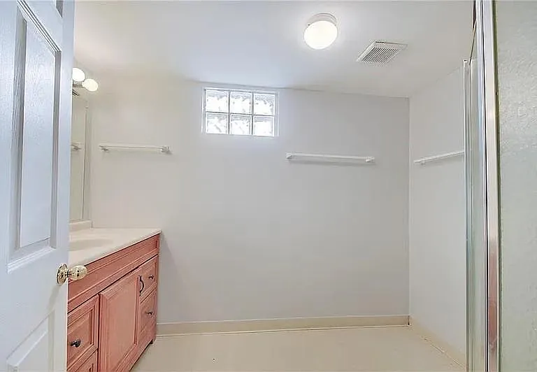 702 W 42nd St — Photo 19