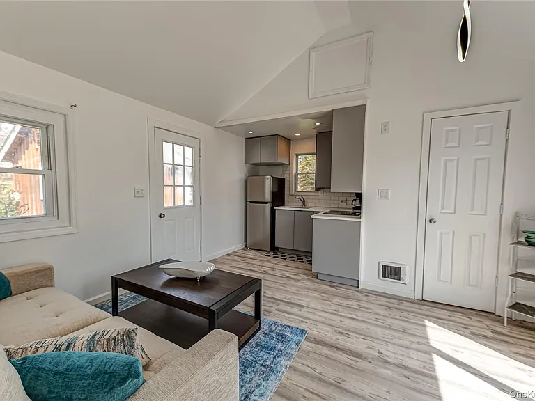 18 Shinnecock Rd #3 — Photo 2
