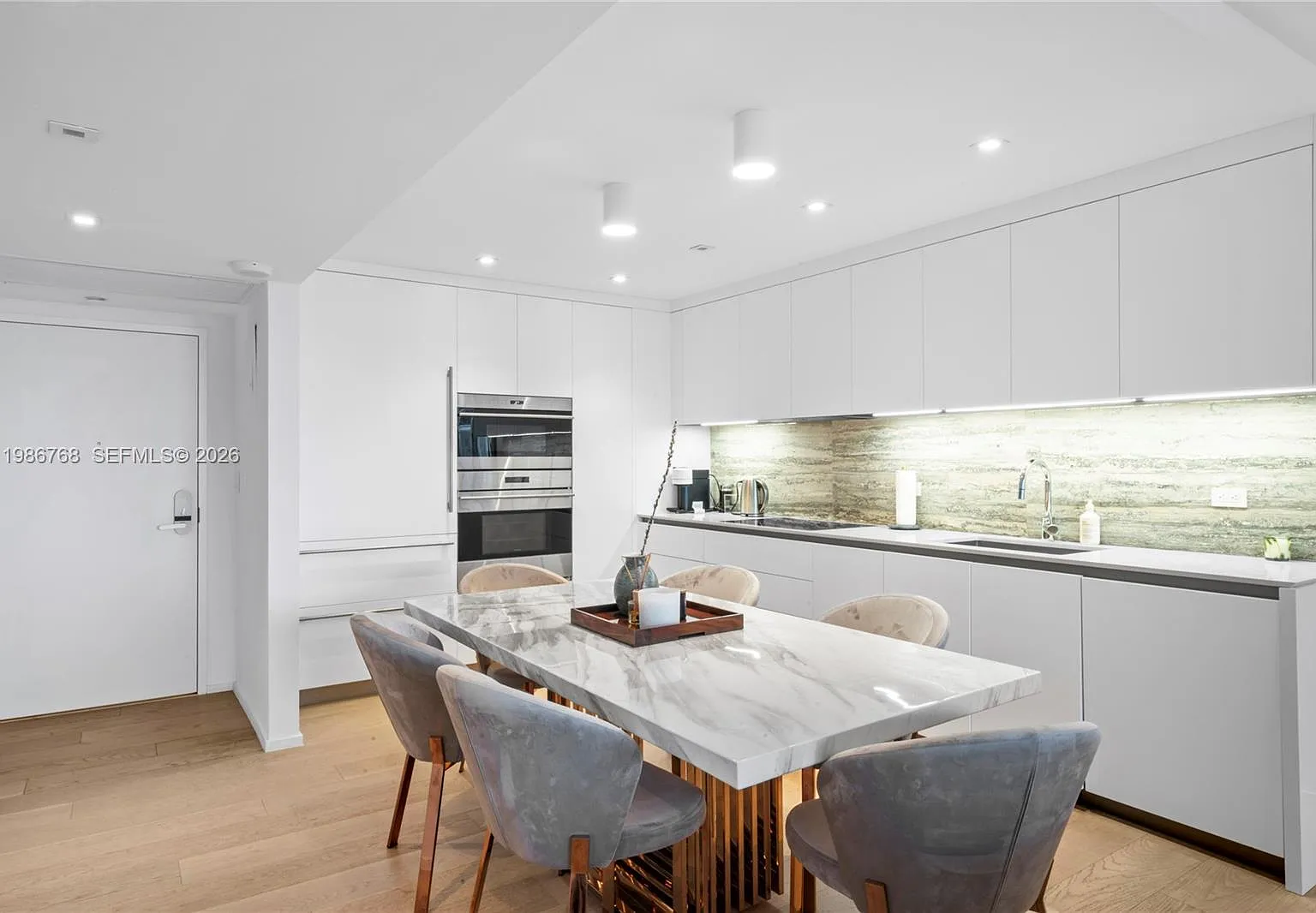 Roney Palace Condo — Photo 3