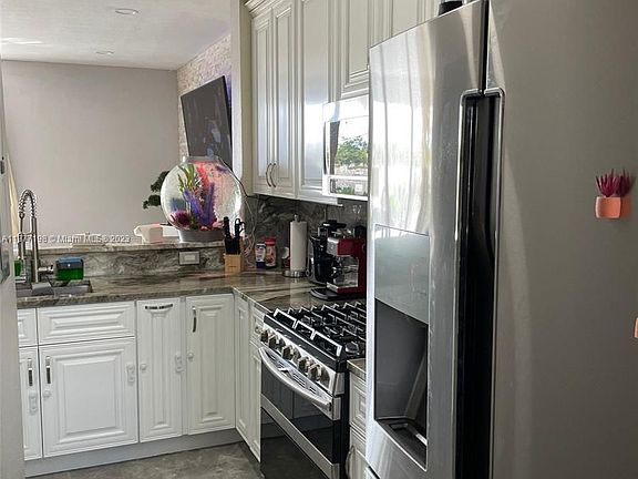 4th image of 230 SE 29th Ave Unit 7