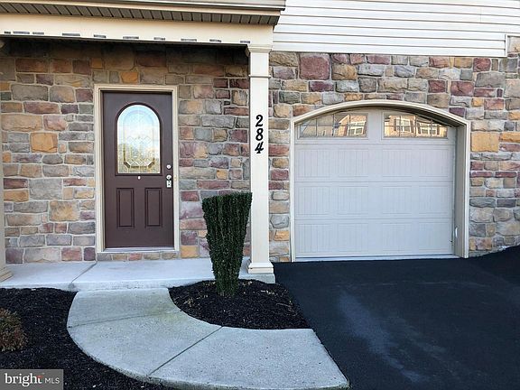 3rd image of 284 Fieldstone Ct