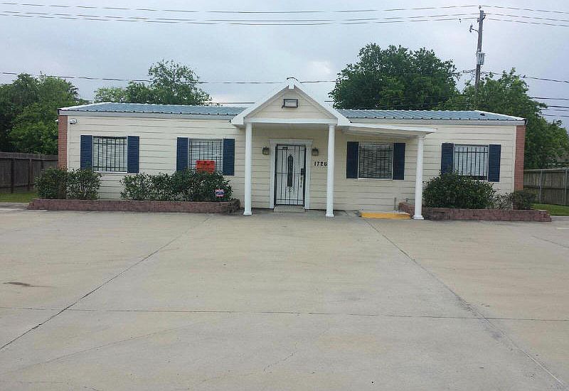 2nd image of 1726 Braeswood Dr