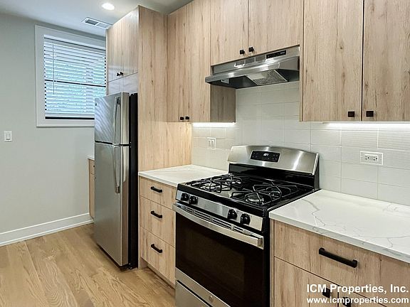 2nd image of 2049 N Hoyne Ave #3