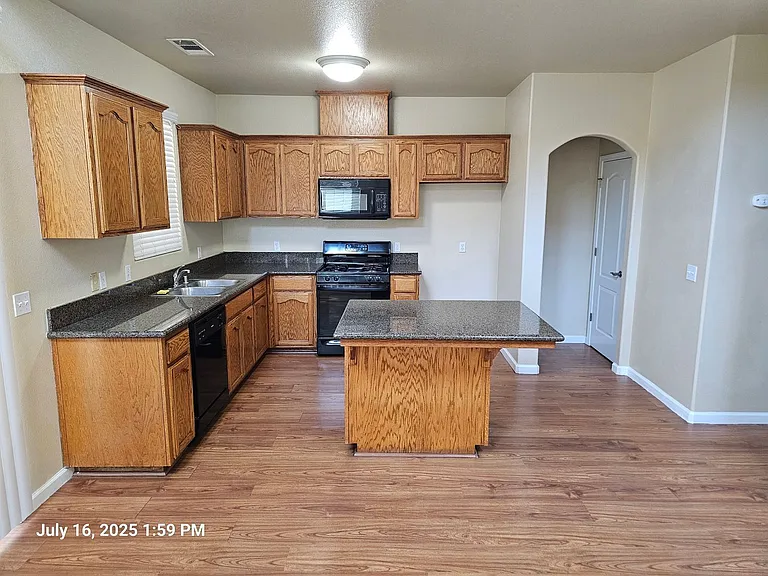 1060 Goble Ct — Photo 2