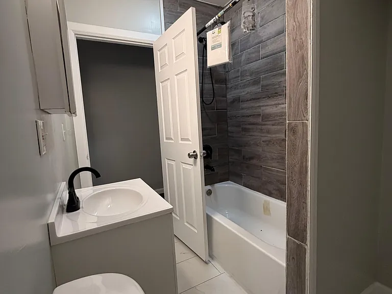 479 Putnam St — Photo 4