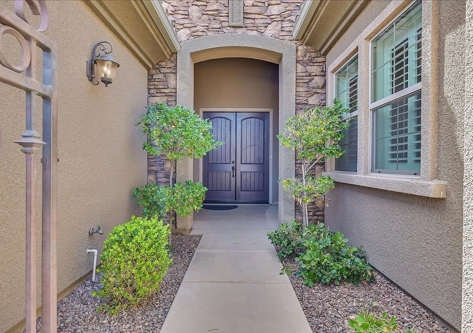 Stunning 1-story home in the prestigious Club at Madeira Canyon guard gated community! — Photo 2