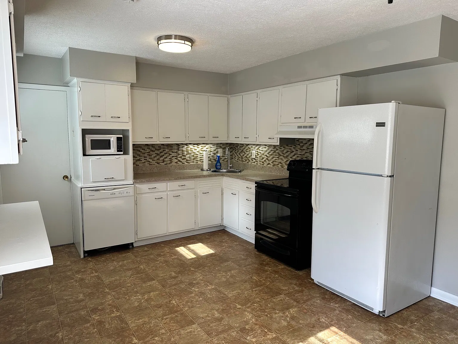 3 bed, 1160 sqft, $1,895 — Photo 3